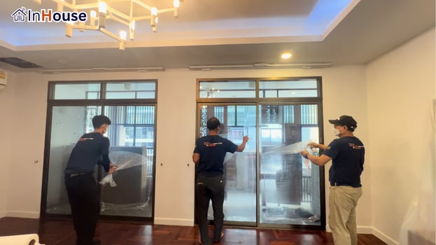 ทีม InHouse 3 คนติดฟิล์มไฟฟ้า ฟิล์มไฟฟ้า ลงมือบนประตูบานเลื่อน — ดร. ไอศุวัติ – ประตูบานเลื่อนกระจกทางเข้าบ้าน ชั้น 1 คอนโดเบญจศรี Smart Privacy