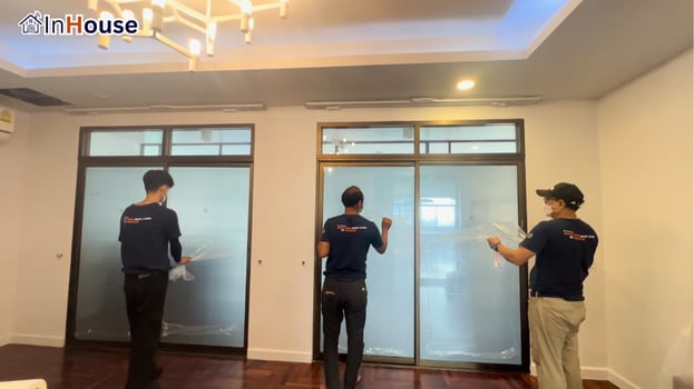 ติดฟิล์มทับกระจกเดิม ฟิล์มไฟฟ้า งานละเอียดทุกบาน — ดร. ไอศุวัติ – ประตูบานเลื่อนกระจกทางเข้าบ้าน ชั้น 1 คอนโดเบญจศรี Smart Privacy
