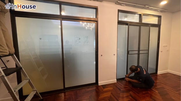 ประตูในโหมดทึบ ฟิล์มไฟฟ้า คุม Privacy ห้องในคอนโด — ดร. ไอศุวัติ – ประตูบานเลื่อนกระจกทางเข้าบ้าน ชั้น 1 คอนโดเบญจศรี Smart Privacy