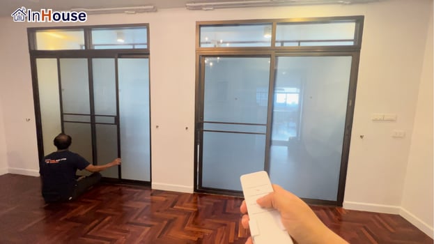 ส่งมอบรีโมทคุม Smart Film ฟิล์มไฟฟ้า พร้อมใช้งานกดปุ่มเดียว — ดร. ไอศุวัติ – ประตูบานเลื่อนกระจกทางเข้าบ้าน ชั้น 1 คอนโดเบญจศรี Smart Privacy