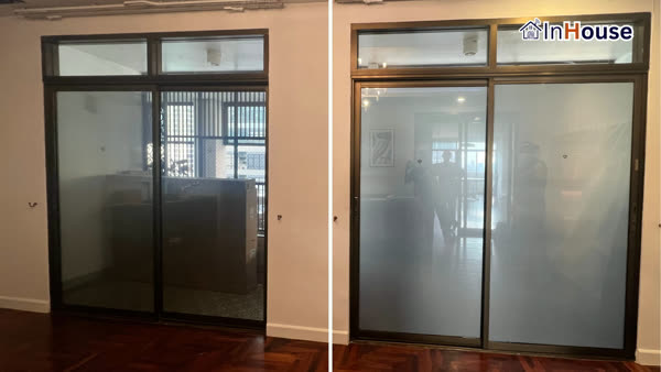 ดร. ไอศุวัติ – ประตูบานเลื่อนกระจกทางเข้าบ้าน ชั้น 1 คอนโดเบญจศรี Smart Privacy ติดตั้งฟิล์มไฟฟ้า โดย InHouse Technology