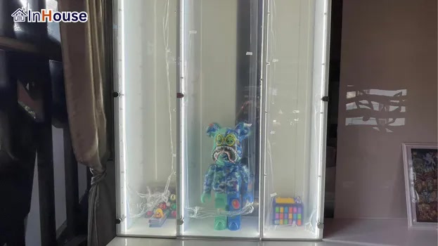 お気に入りのコレクションを際立たせて披露、調光フィルム — システムをオンにするとフィルムは100%クリアに — Dr. Wattana – Smart Luxury Showcase & Private Display