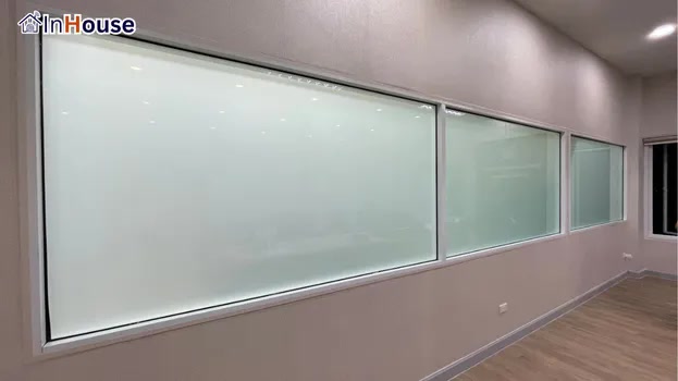 時代遅れのカーテンを上回る選択肢 調光フィルム 掃除が簡単で、カーテンのようにホコリや雑菌をためません — 191 緊急センター——指令センター