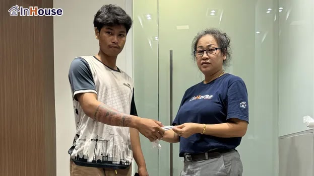 ส่งมอบงานหลังผ่านการ QC มาตรฐาน InHouse ฟิล์มไฟฟ้า ใช้งานประตูบานสวิงได้ลื่นไหล ไร้ปัญหาเรื่องสายไฟรบกวน — Ensys – Meeting Room Swing Door