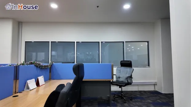 เปลี่ยนสถานะพร้อมกัน ไม่ต้องปิดทีละบาน ฟิล์มไฟฟ้า กดเปลี่ยนเป็นฝ้าทึบทั้งผนังพร้อมกันทันที — Essilor Optical – เปลี่ยนกระจกหลายบานให้ทึบพร้อมกันในคลิกเดียว