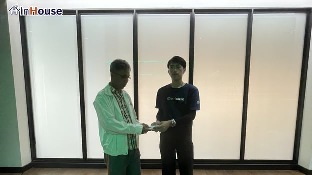 ส่งมอบงานถึงเจ้าของบ้าน ฟิล์มไฟฟ้า ทีม InHouse ส่งมอบงานติดตั้งเรียบร้อย — หมู่บ้านเอื้อสุข – ฟิล์มไฟฟ้า ห้องรับแขกชั้น 2