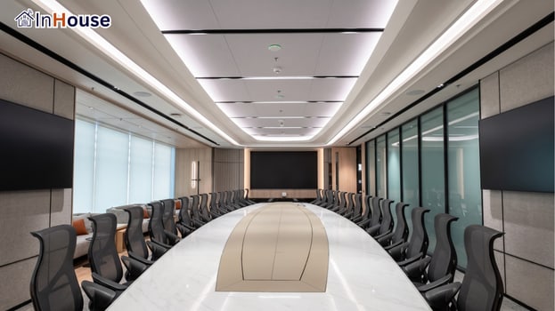 ห้องประชุมใหญ่พร้อมใช้งาน ฟิล์มไฟฟ้า ห้องประชุมผู้บริหารดูทันสมัยหลังติดตั้งฟิล์มไฟฟ้า — EY Thailand – ฟิล์มไฟฟ้ากั้นห้องประชุมใหญ่ One Bangkok Tower 3