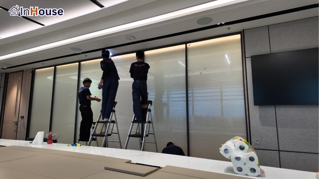 ทีมช่าง InHouse ติดตั้งฟิล์มไฟฟ้า ฟิล์มไฟฟ้า ทีมช่างประจำติดตั้งฟิล์มไฟฟ้าบนผนังกระจกห้องประชุม — EY Thailand – ฟิล์มไฟฟ้ากั้นห้องประชุมใหญ่ One Bangkok Tower 3