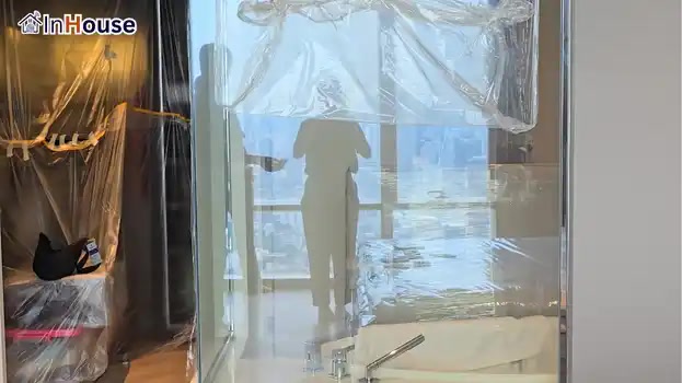 ห้องน้ำผนังกระจกใส ฟิล์มไฟฟ้า ขาดความเป็นส่วนตัว — Four Seasons Private Residences – Smart Sexy Bathroom