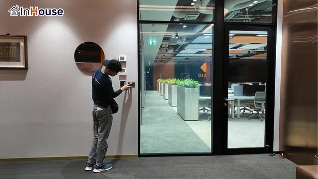 มองเห็นด้านนอกได้ชัดเจน ฟิล์มไฟฟ้า เสริมภาพลักษณ์ Smart Office ได้อย่างดีเยี่ยม — FWD Thailand – Smart Office ห้องประชุมประกันยุคดิจิทัล