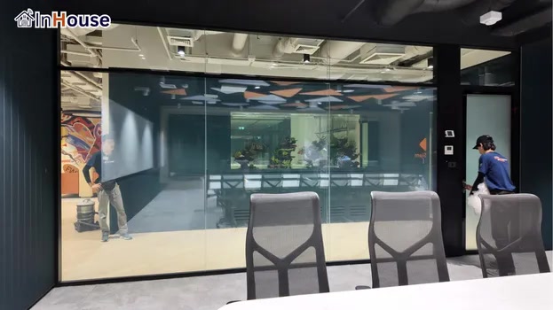 โหมดใส (Clear) ฟิล์มไฟฟ้า ยกระดับภาพลักษณ์องค์กรให้ดูโปร่งกว้าง — FWD Thailand – Smart Office ห้องประชุมประกันยุคดิจิทัล