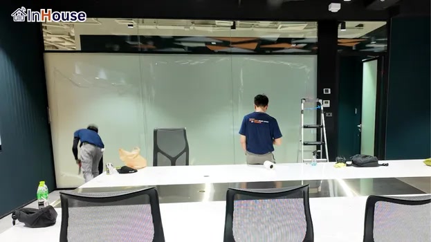 ห้องประชุมพร้อมโหมดทึบ (Opaque) ฟิล์มไฟฟ้า มอบความเป็นส่วนตัวสูงสุด — FWD Thailand – Smart Office ห้องประชุมประกันยุคดิจิทัล