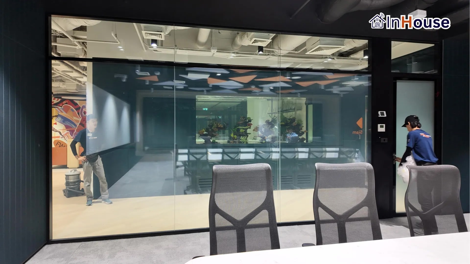 ผลงานติดตั้งฟิล์มไฟฟ้า FWD Thailand – Smart Office ห้องประชุมประกันยุคดิจิทัล โดย InHouse Technology