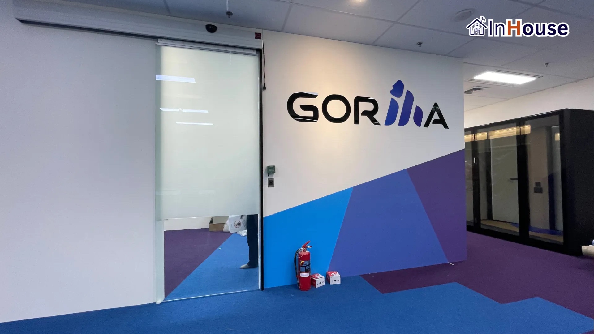 ผลงานติดตั้งฟิล์มไฟฟ้า Gorilla Technology – ห้องทำงานดีไซน์ประหยัดงบแบบเว้นช่วงล่าง โดย InHouse Technology