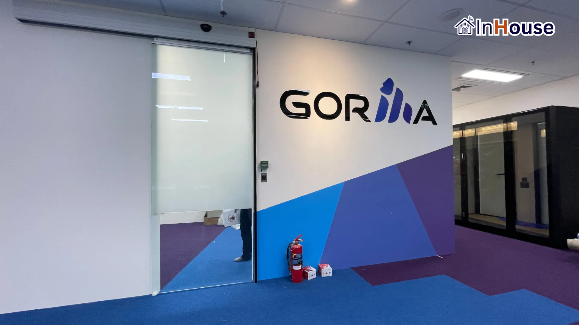 ผลงานติดตั้งฟิล์มไฟฟ้า Smart Film · Gorilla Technology – ห้องทำงานดีไซน์ประหยัดงบแบบเว้นช่วงล่าง · โดย InHouse