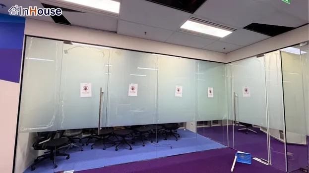 ความเป็นส่วนตัวเฉพาะจุด ฟิล์มไฟฟ้า พรางสายตาส่วนบน ยังเห็นด้านล่าง — Gorilla Technology – ห้องทำงานดีไซน์ประหยัดงบแบบเว้นช่วงล่าง