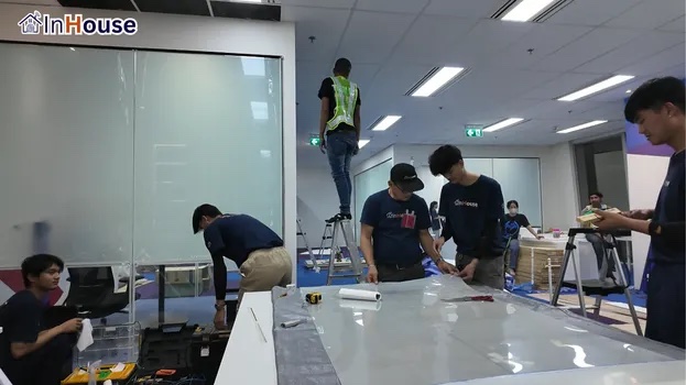 เปลี่ยนออฟฟิศให้ดูสมาร์ท ฟิล์มไฟฟ้า ยกระดับออฟฟิศให้ใช้งานได้หลากหลาย — Gorilla Technology – ห้องทำงานดีไซน์ประหยัดงบแบบเว้นช่วงล่าง