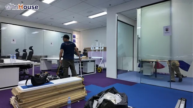ความแม่นยำในทุกรายละเอียด ฟิล์มไฟฟ้า เก็บงานเดินระบบไฟอย่างเป็นระเบียบ — Gorilla Technology – ห้องทำงานดีไซน์ประหยัดงบแบบเว้นช่วงล่าง