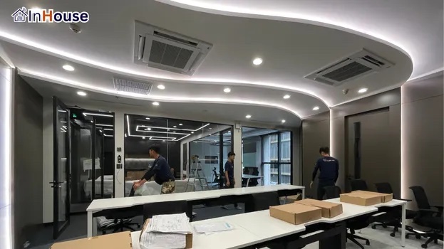 กระจกใสเดิมก่อนปรับโหมด ฟิล์มไฟฟ้า ไม่มีระบบจัดการความเป็นส่วนตัว — GULF Development – Boardroom พลังงานมหาชน