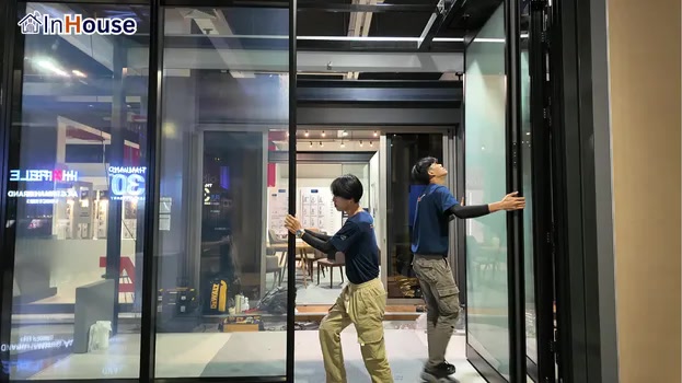 ใช้งานลื่นไหลไม่มีสะดุด ฟิล์มไฟฟ้า ใช้งานประตูได้ดี ไม่มีสายไฟห้อยรกรุงรัง — Hafele x InHouse – ประตูบานเลื่อนอิสระ