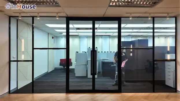 โหมดใส ฟิล์มไฟฟ้า คืนความโปร่งโล่งให้พื้นที่ทำงานทันที — HSBC – ฟิล์มไฟฟ้าคาดกลางกระจก นวัตกรรมใหม่เพื่อสเปซที่ลงตัว