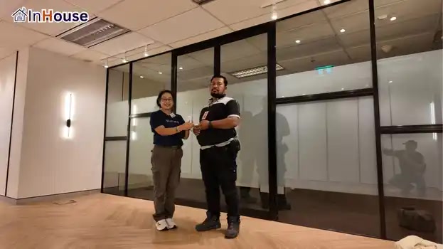 มาตรฐานความปลอดภัยระดับธนาคารสากล ฟิล์มไฟฟ้า ตรวจสอบความเรียบร้อยและส่งมอบงานที่สมบูรณ์แบบ — HSBC – ฟิล์มไฟฟ้าคาดกลางกระจก นวัตกรรมใหม่เพื่อสเปซที่ลงตัว