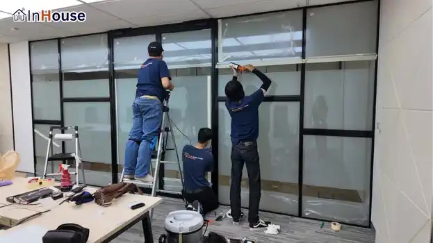 ติดตั้งฟิล์มไฟฟ้าแบบคาดกลาง ฟิล์มไฟฟ้า ประหยัดงบประมาณและทันสมัย — HSBC – ฟิล์มไฟฟ้าคาดกลางกระจก นวัตกรรมใหม่เพื่อสเปซที่ลงตัว