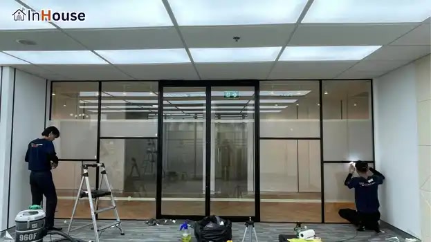 ปัญหากระจกใสในห้องประชุม ฟิล์มไฟฟ้า ขาดความเป็นส่วนตัว — HSBC – ฟิล์มไฟฟ้าคาดกลางกระจก นวัตกรรมใหม่เพื่อสเปซที่ลงตัว