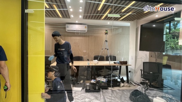 Ionique · 将透明玻璃会议室变为高端私密会议室 ติดตั้งฟิล์มไฟฟ้า โดย InHouse Technology