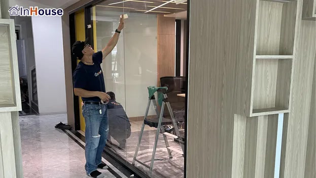มุมมองกระจกใสก่อนการติดตั้ง ฟิล์มไฟฟ้า โล่งโปร่งแต่ยังขาดความเป็นส่วนตัว — Ionique – เปลี่ยนห้องประชุมกระจกใสเป็นห้องประชุมส่วนตัวระดับพรีเมียม