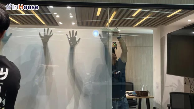 โหมดทึบ ฟิล์มไฟฟ้า ให้ความเป็นส่วนตัวทันทีที่ต้องการ — Ionique – เปลี่ยนห้องประชุมกระจกใสเป็นห้องประชุมส่วนตัวระดับพรีเมียม