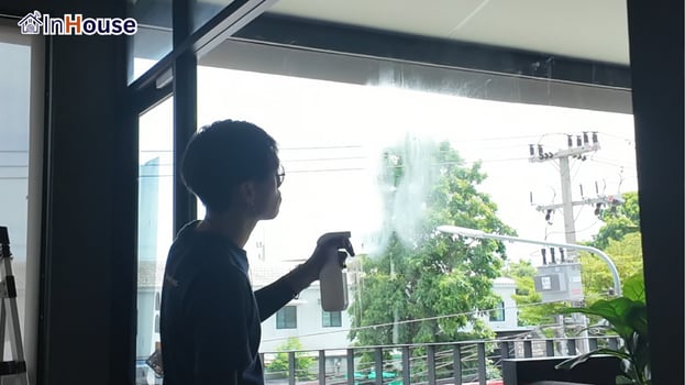 ทำความสะอาดกระจกก่อนติดฟิล์ม ฟิล์มไฟฟ้า เตรียมพื้นผิวให้สนิท — JTN Energy – ห้องประชุมพลังงาน Smart Privacy ด้วย Smart Film