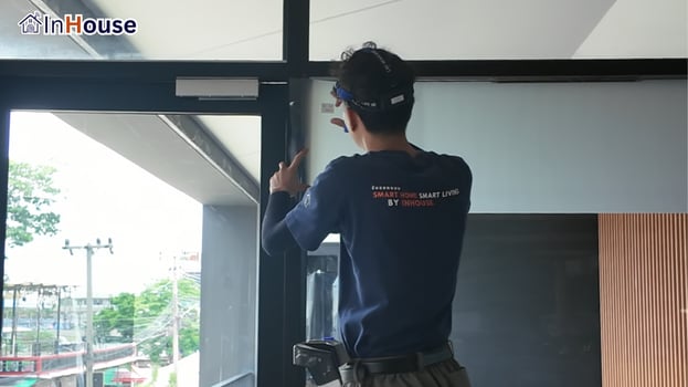ทีมช่าง InHouse ติดฟิล์มไฟฟ้า ฟิล์มไฟฟ้า ทำงานละเอียดทุกพื้นผิว — JTN Energy – ห้องประชุมพลังงาน Smart Privacy ด้วย Smart Film