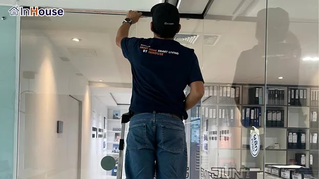 ติดตั้งด้วยทีมช่างมืออาชีพ ฟิล์มไฟฟ้า ความประณีตในการเก็บรายละเอียดระบบ — JUNG Thailand – ประตูห้องประชุมอัจฉริยะ