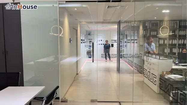 มุมมองจากภายใน ฟิล์มไฟฟ้า ยกระดับภาพลักษณ์ Smart Office — JUNG Thailand – ประตูห้องประชุมอัจฉริยะ