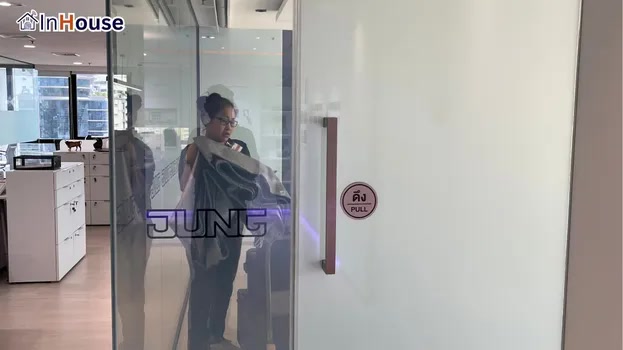 โหมดโปร่งใส ฟิล์มไฟฟ้า คืนความโปร่งโล่งให้พื้นที่สำนักงานทันที — JUNG Thailand – ประตูห้องประชุมอัจฉริยะ