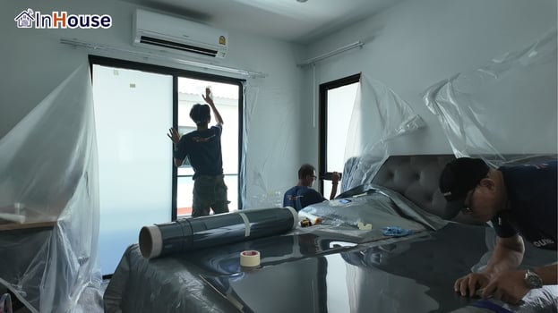 ทีมช่างติดฟิล์มถึงในห้องนอน ฟิล์มไฟฟ้า ช่าง InHouse ติดฟิล์มไฟฟ้าประตูห้องนอน — Kanasiri ศาลายา-ปิ่นเกล้า – ฟิล์มไฟฟ้า ติดทั้งหลัง