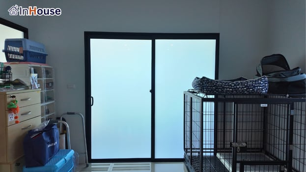 ห้องเก็บของโหมดทึบเรียบร้อย ฟิล์มไฟฟ้า กดทึบประตูบานเลื่อนบังของด้านใน — Kanasiri ศาลายา-ปิ่นเกล้า – ฟิล์มไฟฟ้า ติดทั้งหลัง