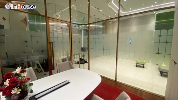 ความโปร่งโล่งที่ยังคงอยู่ ฟิล์มไฟฟ้า มองเห็นภายนอก ได้อย่างชัดเจน — KBank Wisdom – โซนบริการลูกค้า