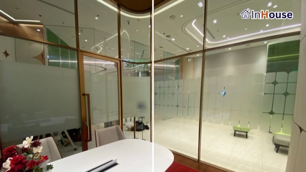 KBank Wisdom – โซนบริการลูกค้า ติดตั้งฟิล์มไฟฟ้า โดย InHouse Technology
