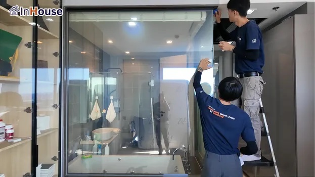 โหมดใสเพิ่มมิติให้ห้องดูโปร่ง ฟิล์มไฟฟ้า ให้พื้นที่คอนโดดูไม่อึดอัดและสะอาดตา — คุณโบว์ (M Phyathai) – ห้องน้ำสะอาด ดูแลรักษาง่าย ดีต่อสุขภาพคนเป็นภูมิแพ้