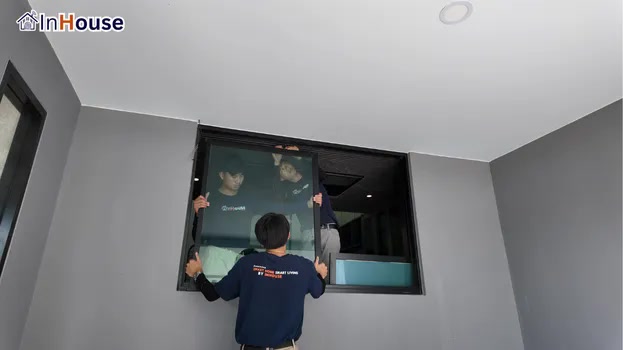 ก่อนติดตั้ง Smart Film ฟิล์มไฟฟ้า คนภายนอกมองเห็นในห้องรับแขกได้ — คุณบอย – ห้องรับแขก (Double Volume)