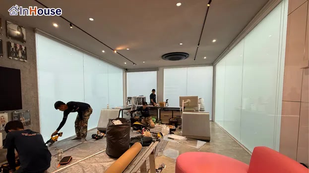 ควบคุมอุณหภูมิห้องทันที ฟิล์มไฟฟ้า โหมดทึบลดความร้อนและแสงจ้าได้ทันที — บ้านคนดัง – ห้องทำงาน (Glass House) และห้องพระ