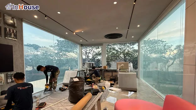 ปัญหาความร้อนจาก Glass House ฟิล์มไฟฟ้า กระจกรอบทิศรับแดดตรง ห้องร้อนจัด — บ้านคนดัง – ห้องทำงาน (Glass House) และห้องพระ