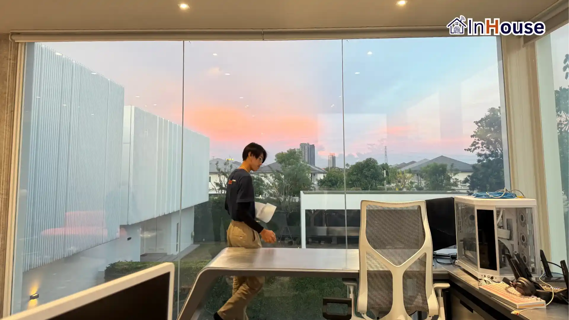 ผลงานติดตั้งฟิล์มไฟฟ้า Smart Film ที่ บ้านคนดัง – ห้องทำงาน (Glass House) และห้องพระ · โครงการ วีเว่ บางนา เขตบางพลี จังหวัดสมุทรปราการ