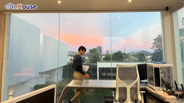 ชมวิวได้ทุกเวลาที่ต้องการ ฟิล์มไฟฟ้า เปิดใสชมวิวสวยงามได้ขณะทำงาน — บ้านคนดัง – ห้องทำงาน (Glass House) และห้องพระ