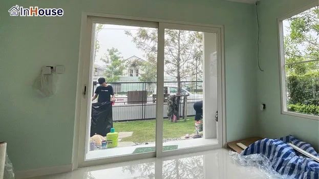 ประตูบานเลื่อนหน้าบ้านแบบกระจกใส ฟิล์มไฟฟ้า ขาดความเป็นส่วนตัว แดดส่องเข้าตรง — คุณชนิดาภา (Villaggio 3) – Sliding Door Smart Privacy