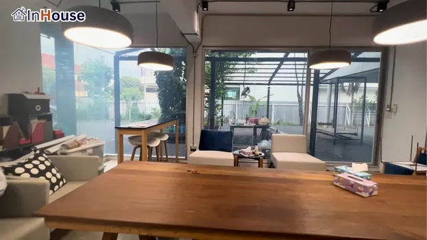 โหมดใส (Clear) ฟิล์มไฟฟ้า เปิดรับแสงธรรมชาติและโชว์วิวภายนอก — คุณจู – Smart Office Privacy Meeting Room