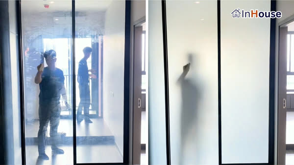 June 女士 · IDEO 素坤逸公寓 · 客厅 + 推拉门 Smart Film ติดตั้งฟิล์มไฟฟ้า โดย InHouse Technology