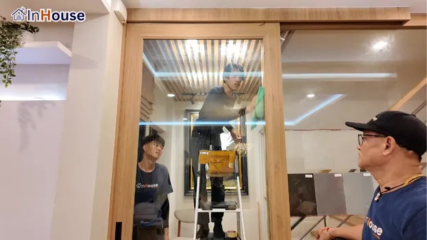透明ガラスでプライバシーがない 調光フィルム 外の人が室内を見やすい状態でした — カウィンさま(Centro Ramindra-Chatuchot)——スマートスライドドア